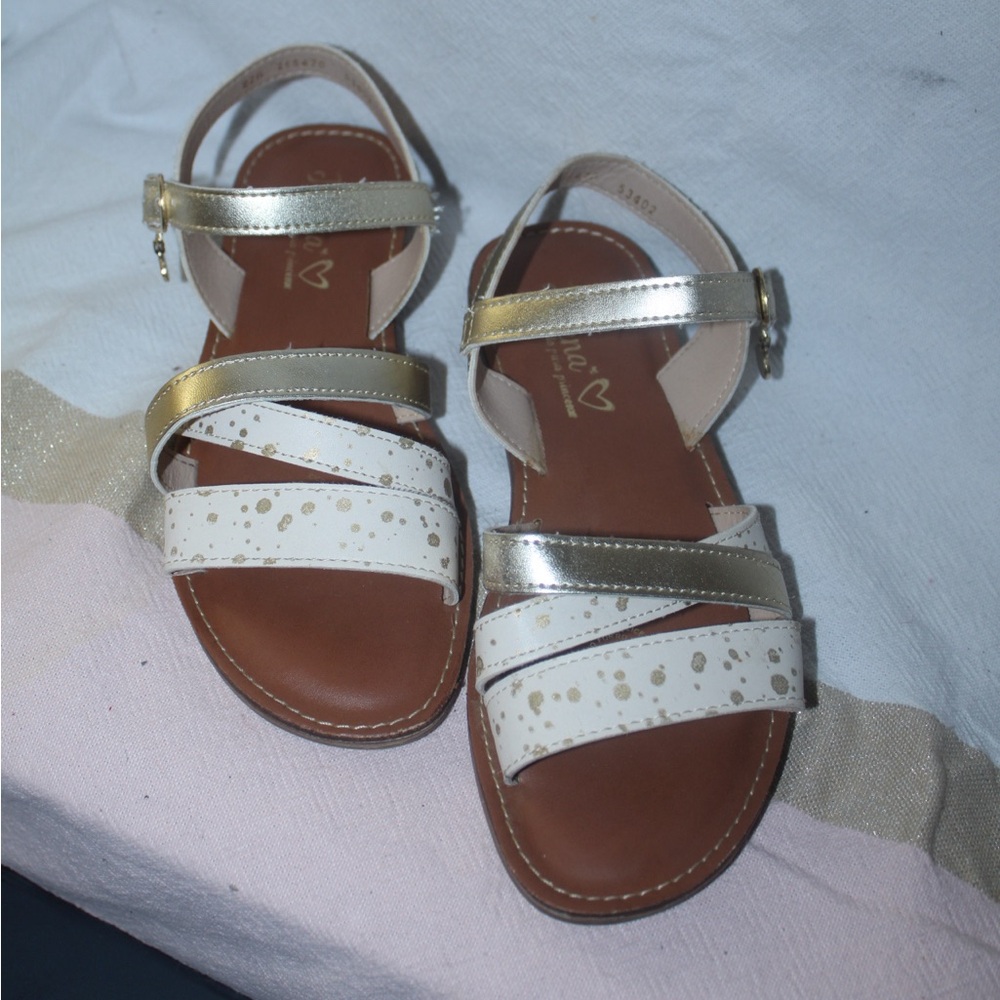 Jakuna Girls Size 4 Gold and White Kids Sandals